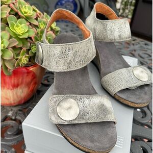 ¥Taos Carousel Big Button Distressed Gray Leather Wedge Sandals 3" Cork Heel. 9
